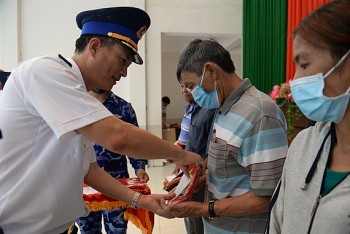 kham tu van suc khoe va cap phat thuoc mien phi cho 500 ngu dan