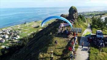 hinh anh cac van dong vien du luon bay giua vung bien dao xanh tuoi ly son