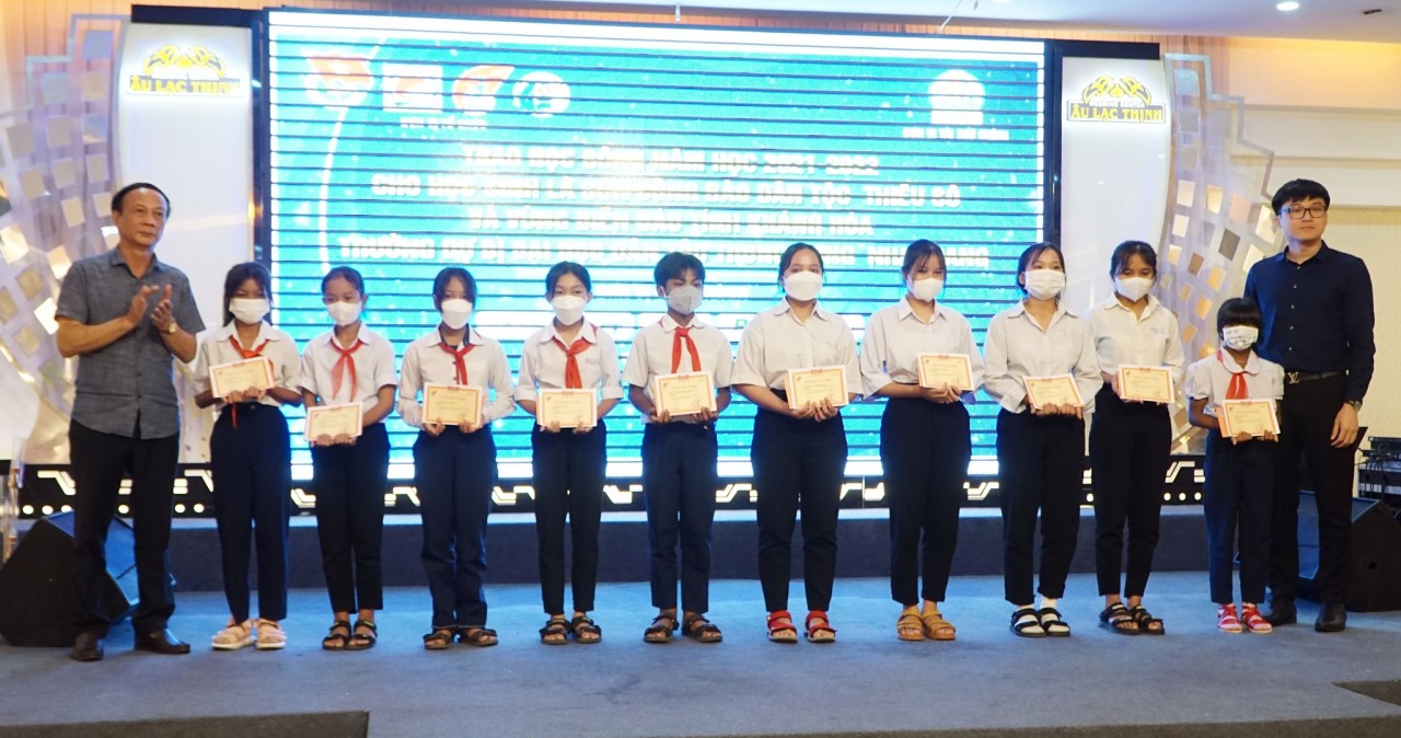 Trao học bổng cho học sinh dân tộc thiểu số và vùng biển đảo tỉnh Phú Yên, Khánh Hoà