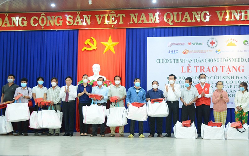 Tặng quà cho ngư dân nghèo huyện đảo Lý Sơn