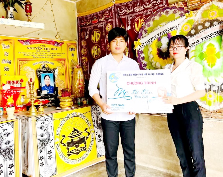 Em Trần Xuân Định được Hội LHPN xã Đại Quang nhận đỡ đầu. Ảnh: T.N