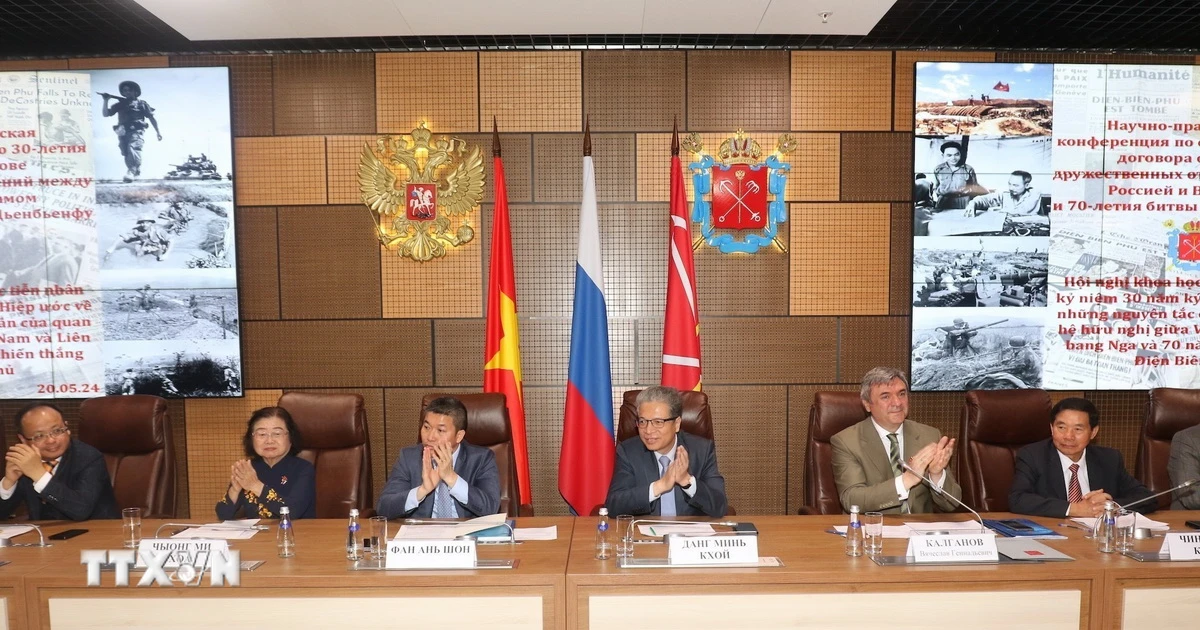 Quang cảnh buổi làm việc giữa Thống đốc St-Petersburg Alexander Beglov với Đoàn công tác Việt Nam. 