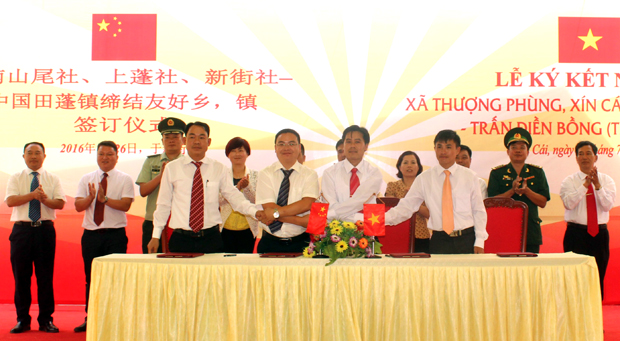 Ký kết nghĩa giữa các xã Thượng Phùng, Xín Cái, Sơn Vĩ (Mèo Vạc) và trấn Điền Bồng, Phú Ninh (Trung Quốc). (Ảnh chụp trước ngày 25.4.2021)
