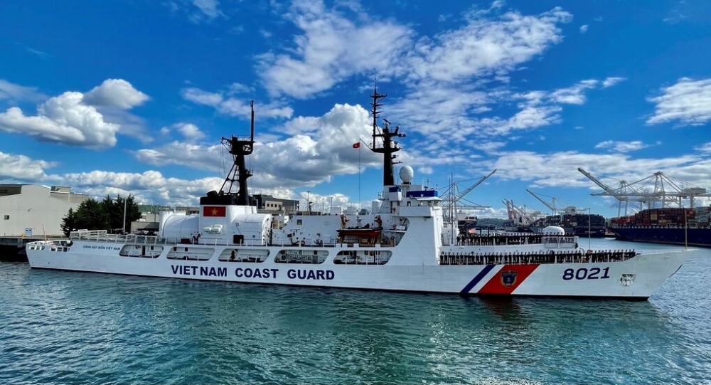 Tàu CSB 8021 rời thành phố Seattle, lên đường về nước ngày 1/6. Ảnh: ĐSQ Mỹ.