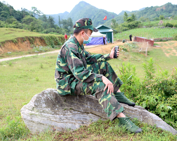 Với tinh thần “chống dịch như chống giặc”, cán bộ, chiến sỹ Đồn Biên phòng Xín Cái kiên cường bám chốt để thực hiện nhiệm vụ. Không có thời gian về thăm gia đình, tuy nhiên, các anh vẫn thường xuyên được trò chuyện với người thân thông qua ứng dụng mạng xã hội; qua đó, tiếp thêm tinh thần, động lực để yên tâm công tác, giữ vững biên cương, mang bình yên cho xã hội.