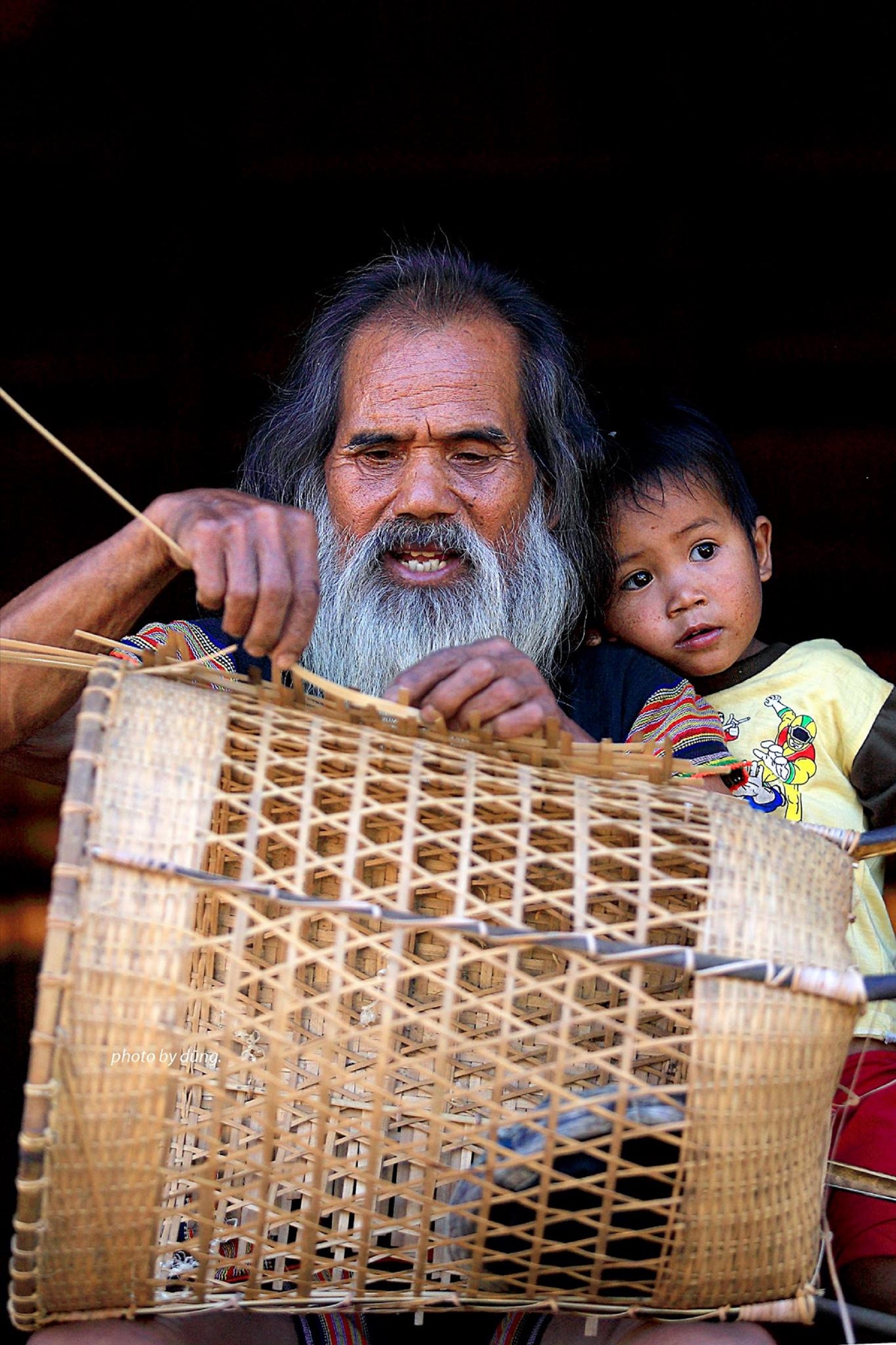 Già làng A Xép của làng Kon K’tu cùng cháu bên “nhà rông cha”