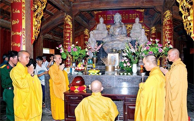 Các sư Thầy hành lễ tại chùa Song Tử Tây. Ảnh Trần Minh Ngọc.