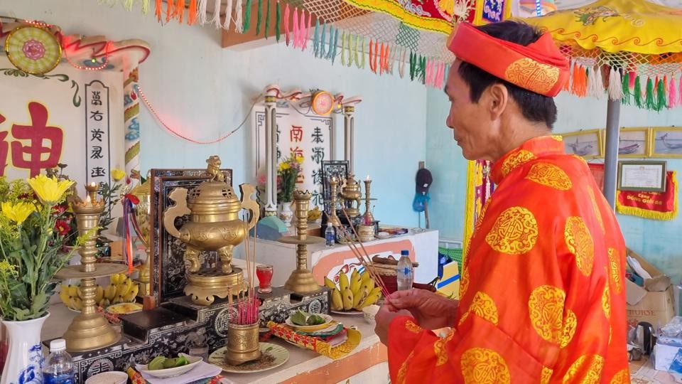 Nghi thức dâng hương trước khi tổ chức lễ hội.