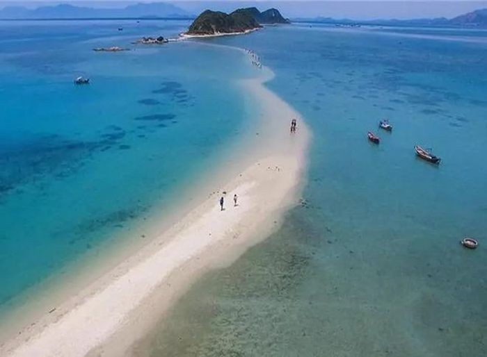 Độc đáo con đường xuyên biển thoắt ẩn thoắt hiện ở Hòn Khô