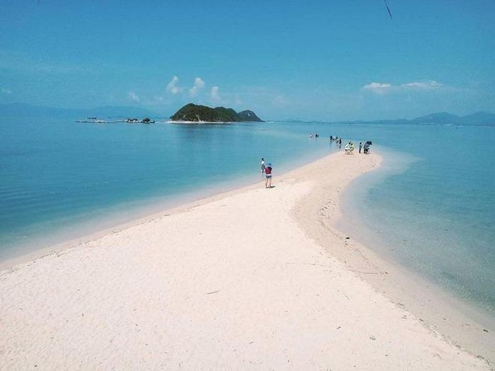 Độc đáo con đường xuyên biển thoắt ẩn thoắt hiện ở Hòn Khô