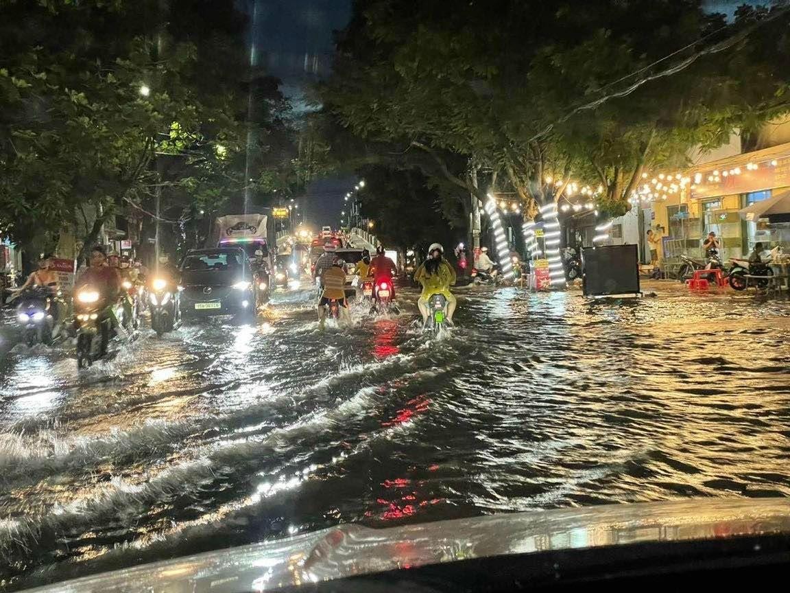 Thuỷ triều dâng, du khách vừa nhậu vừa ngâm chân trong nước biển