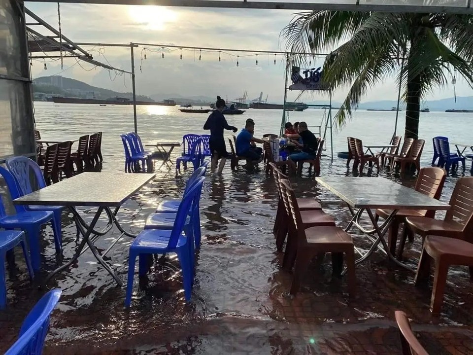 Thuỷ triều dâng, du khách vừa nhậu vừa ngâm chân trong nước biển