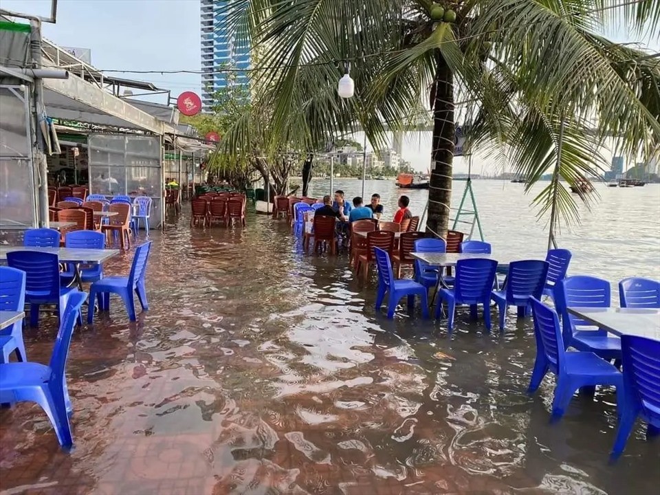 Thuỷ triều dâng, du khách vừa nhậu vừa ngâm chân trong nước biển