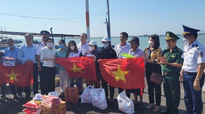 Cảnh sát biển đồng hành với ngư dân Phú Yên