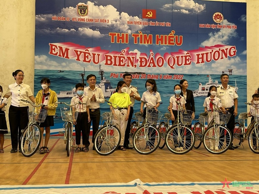 Cảnh sát biển đồng hành với ngư dân Phú Yên