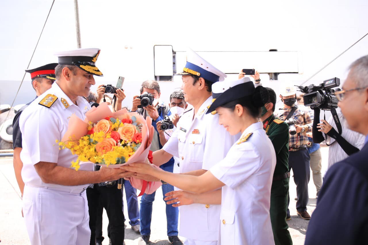 Tàu hải quân Ấn Độ cập cảng Sài Gòn