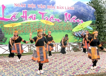 khai thac di san van hoa tang suc bat cho nganh du lich vung dan toc thieu so