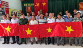 2.000 lá cờ Tổ Quốc cùng ngư dân bám biển