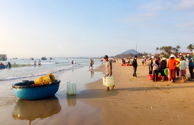 Buổi sáng yên bình trong mùa biển êm