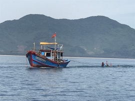 Truy tìm 'tàu cá lạ' tông ghe câu mực khiến 2 người chết và mất tích