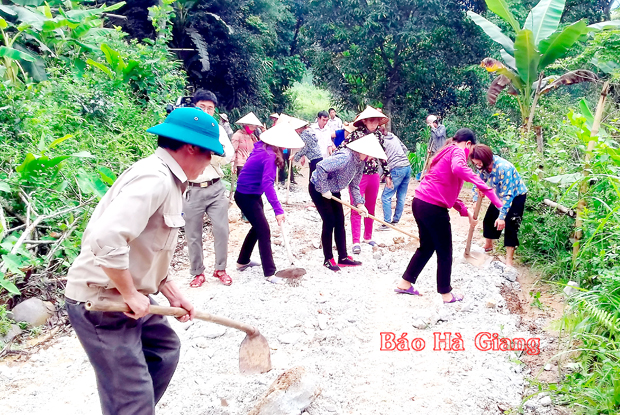Nhân dân xã Tân Thành làm đường bê tông nông thôn.