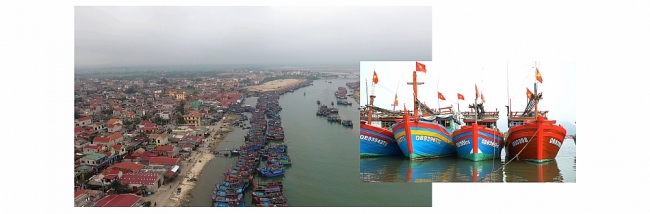Quê tôi là làng chài nhỏ ven biển, tiếng sóng biển đã trở thành âm thanh quen thuộc với mọi thế hệ. Làng có những con người suốt cuộc đời sinh ra, lớn lên và về với đất, chỉ quẩn quanh bên chân sóng, chưa từng vượt “biên giới làng”. Hạnh phúc, mưu sinh, nhọc nhằn, yêu thương… cũng gắn liền với biển. Từ hoang sơ, biển đã bao dung nuôi dưỡng con người. Với gần 400 năm lịch sử, người làng tôi song hành cùng biển mà trưởng thành, mạnh mẽ. Từ chiếc cần câu đơn sơ, con thuyền nan nhỏ, nay những ngư phủ của làng đã vượt trùng khơi trên những con tàu hiện đại hàng trăm mã lực, sức chứa vài chục tấn cá, tôm. Họ không chỉ đơn thuần mưu sinh, mà đã đồng hành cùng dân tộc khẳng định chủ quyền biển đảo thiêng liêng, bất khả xâm phạm. Sản vật của biển từ chỗ chỉ quẩn quanh tự cung tự cấp, nay đã vượt biên giới quốc gia, cùng với bao món ngon của các làng biển khác khẳng định chất lượng, thương hiệu của mình. Cũng từ biển, làng chài nhỏ bé giờ xuất hiện những tỷ phú trẻ, diện mạo làng quê ngày càng Chỉ cần nghe tiếng sóng là đã thấy quê nhà