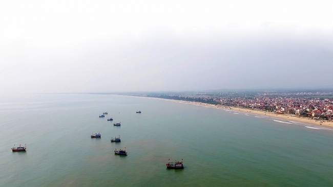 Không chỉ mưu sinh và khẳng định mình nhờ tôm cá, đường bờ biển dài 116km là nguồn tài nguyên quý giá để ngành du lịch Quảng Bình trở thành một dấu son trên bản đồ du lịch Việt Nam và quốc tế. Doanh thu từ du lịch đã và đang giúp nhiều người quê biển “đổi đời”. Những sản phẩm du lịch biển đa dạng, phong phú, thu hút ngày càng nhiều du khách, đóng góp quan trọng vào con số gần 5 triệu lượt khách và doanh thu từ du lịch đạt 5.600 tỷ đồng năm 2019 của tỉnh. Bên cạnh những làng chài sung túc, trù phú nơi chân sóng, giờ đã mọc lên những khu nghỉ dưỡng sang trọng, hài hòa với cảnh quan thiên nhiên. Phố biển trở nên sầm uất, quyến rũ hơn bao giờ. Cư dân làng biển giờ không chỉ sống bằng nghề khai thác, đánh bắt sản vật của biển, mà họ còn là những sứ giả du lịch thuần hậu, làm lan tỏa vẻ đẹp và giá trị của biển quê hương. Chỉ cần nghe tiếng sóng là đã thấy quê nhà