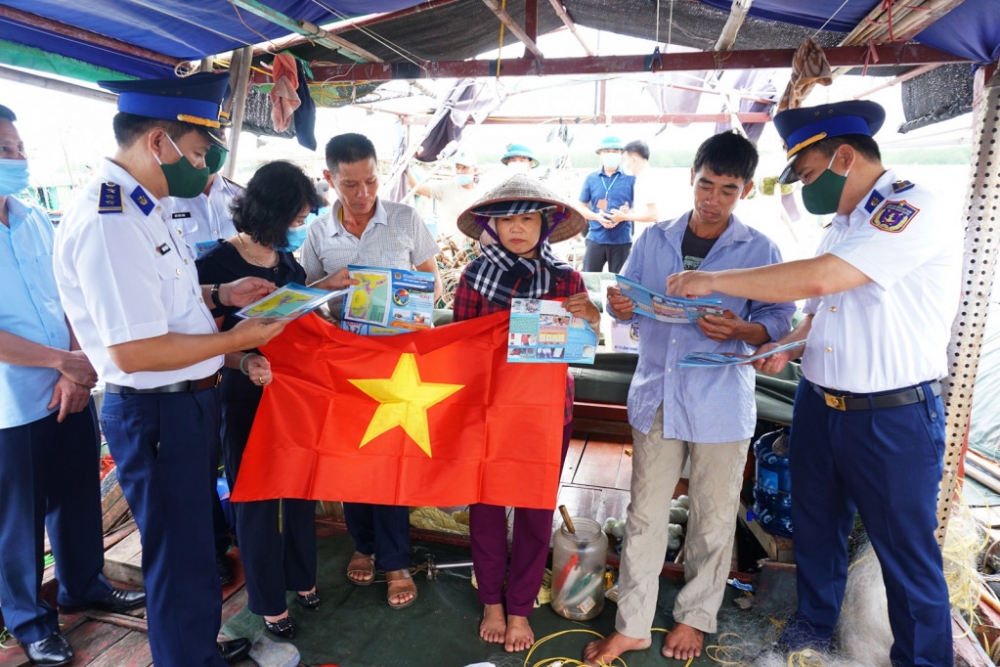 Cán bộ Bộ Tư lệnh Cảnh sát biển vùng 1 tặng quà, tuyên truyền pháp luật cho ngư dân xã Liên Hòa, TX Quảng Yên.