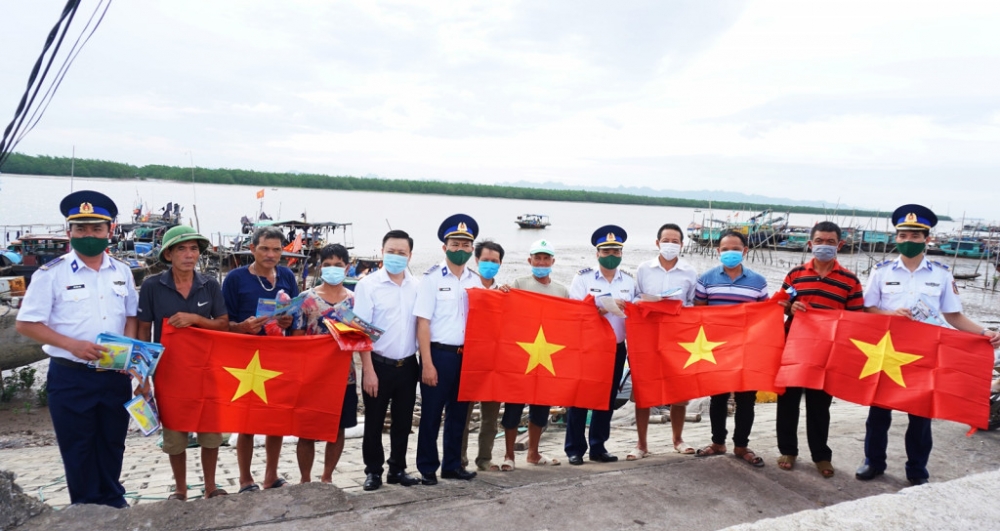 Đoàn công tác tặng cờ Tổ quốc cho các hộ ngư dân trên địa bàn xã Liên Hòa, TX Quảng Yên.