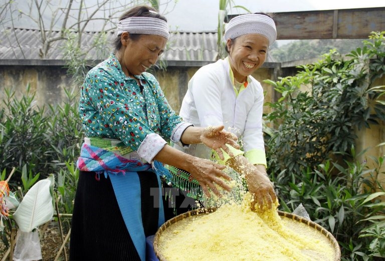 Bột ngô được nghiền kỹ trước khi đồ lên làm thành món mèn mén