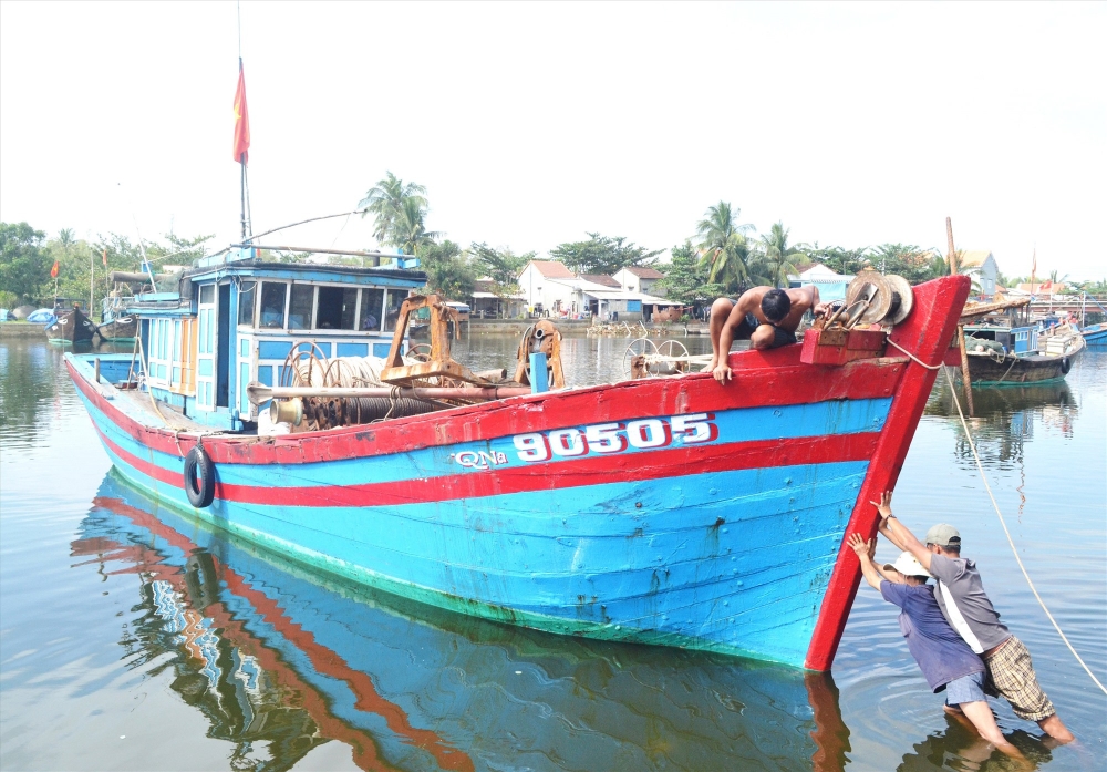 Tàu giã cào chuẩn bị đi biển. Ảnh: VIỆT NGUYỄN