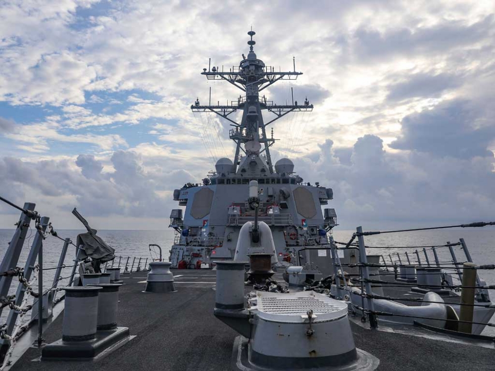 Tàu khu trục Mỹ USS Benfold (DDG 65) hoạt động ở Biển Đông vào ngày 12.7 US NAVY