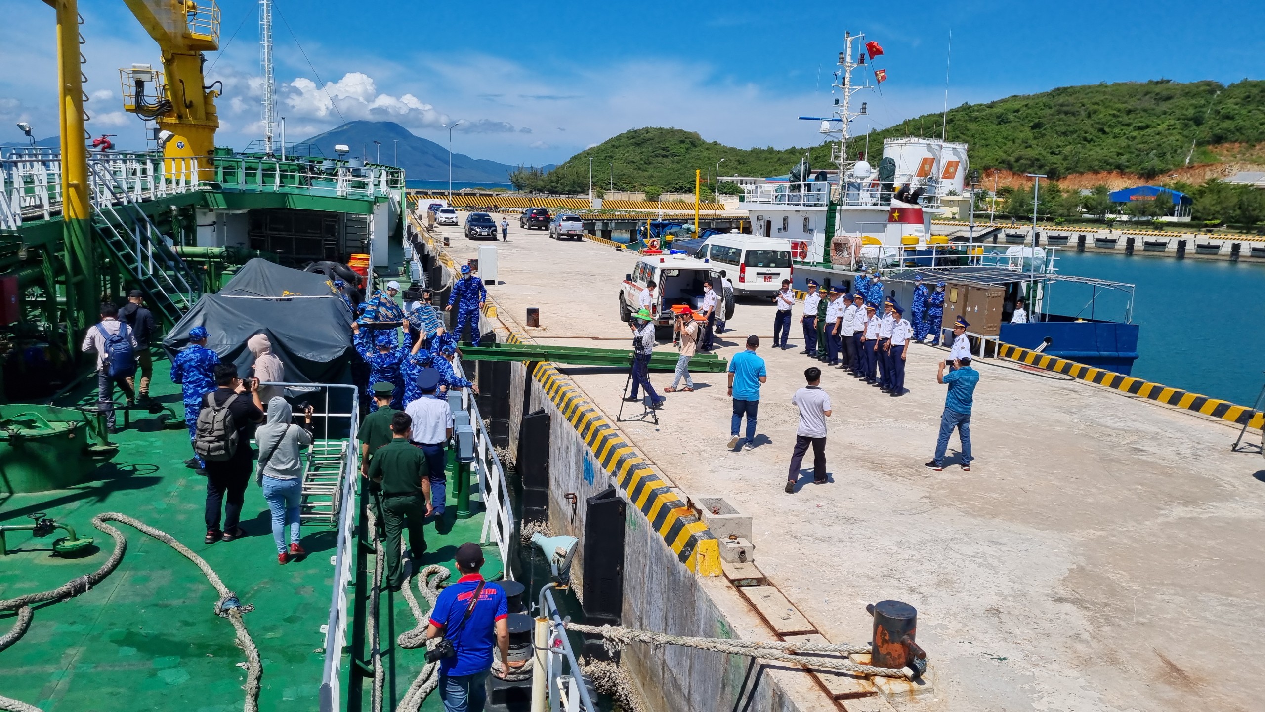 T&amp;agrave;u Cảnh s&amp;aacute;t biển 7011 đưa 4 ngư d&amp;acirc;n gặp nạn v&amp;agrave;o bờ. Ảnh: Trung Vũ.