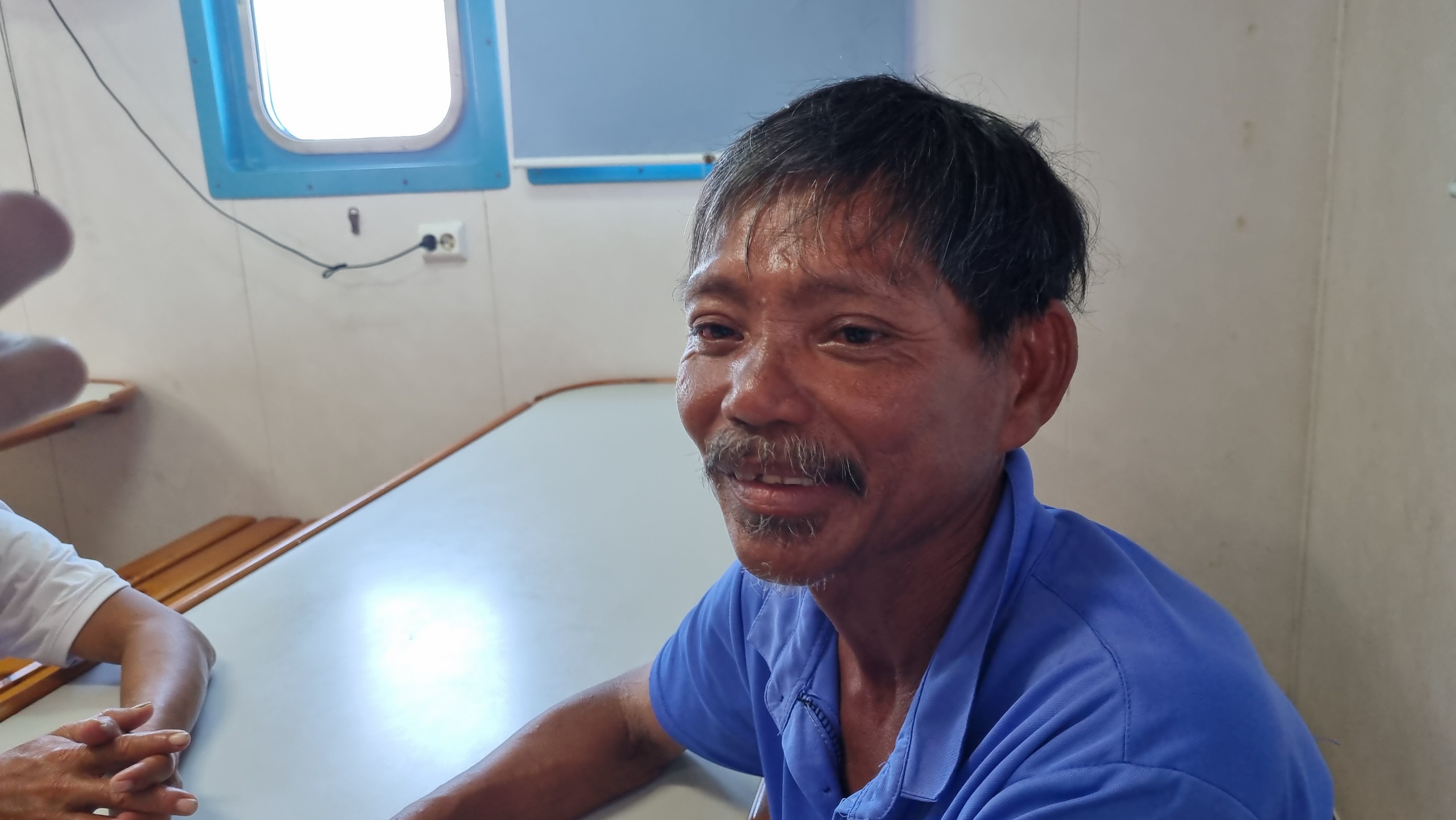 &amp;Ocirc;ng Trần Theo kể lại vụ việc. Ảnh: Trung Vũ.