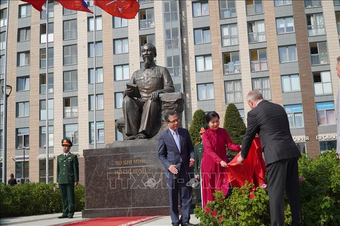 Phu nhân Ngô Phương Ly và Thống đốc St. Petersburg A.Beglov thực hiện nghi lễ khánh thành Quảng trường Hồ Chí Minh.