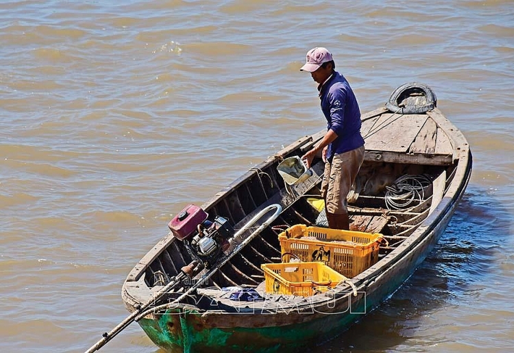 Nguồn thủy, hải sản ven bờ đang dần cạn kiệt