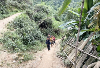 Về bản Háng Đề Đài