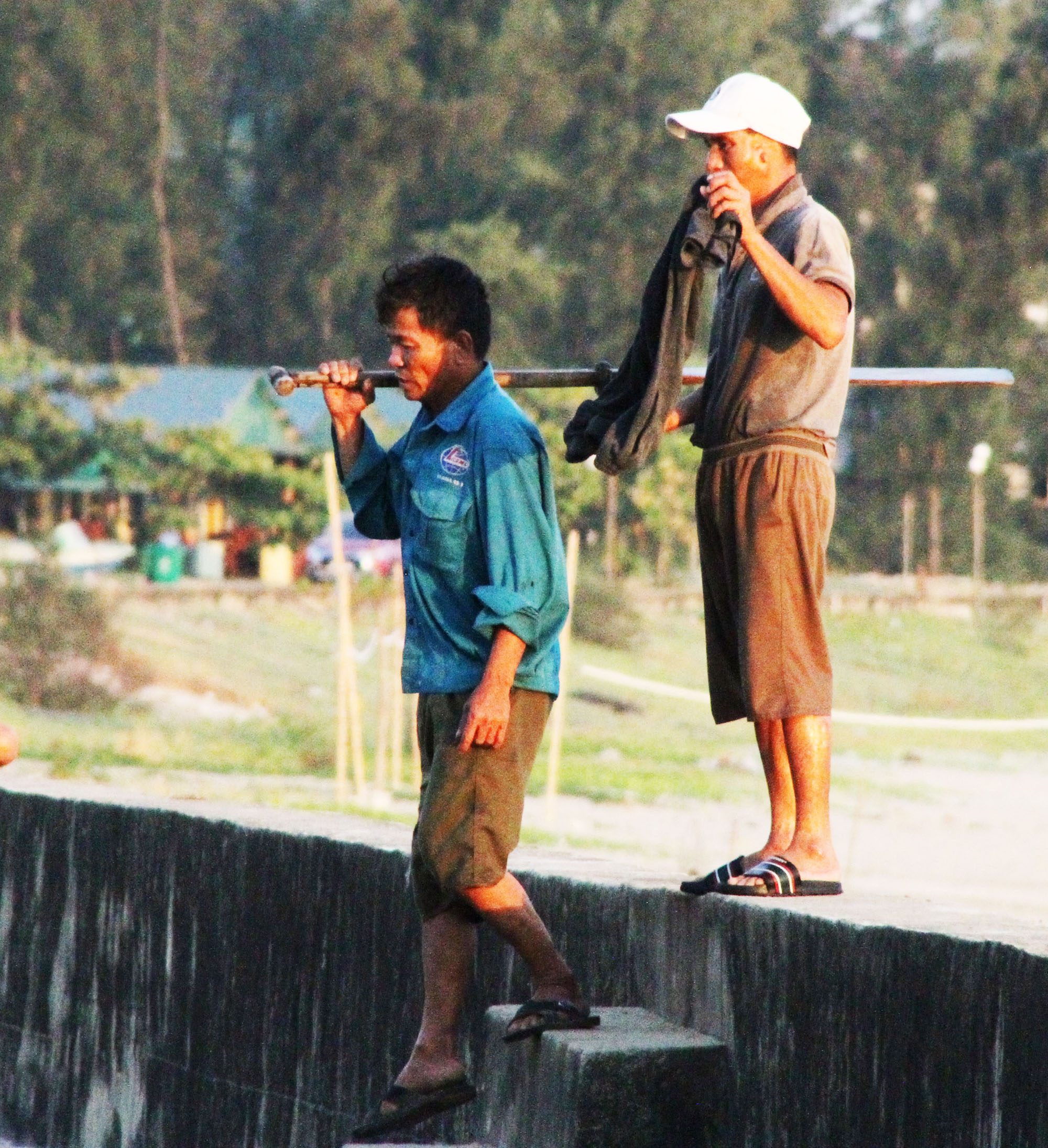Bình minh trên bãi biển Thiên Cầm Ngư ông gác mái trở về với gia đình sau một đêm lao động trên biển.