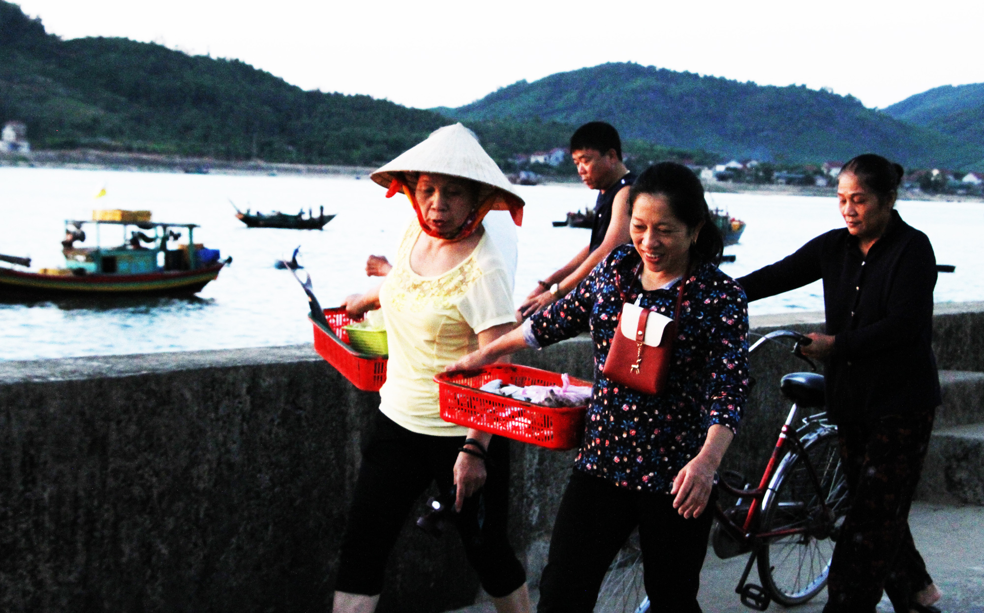Bình minh trên bãi biển Thiên Cầm Mừng vì mua được mẻ cá ngon.