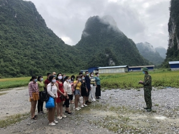 lao dong chui ben trung quoc o at nhap canh trai phep vao dia ban bien gioi cao bang