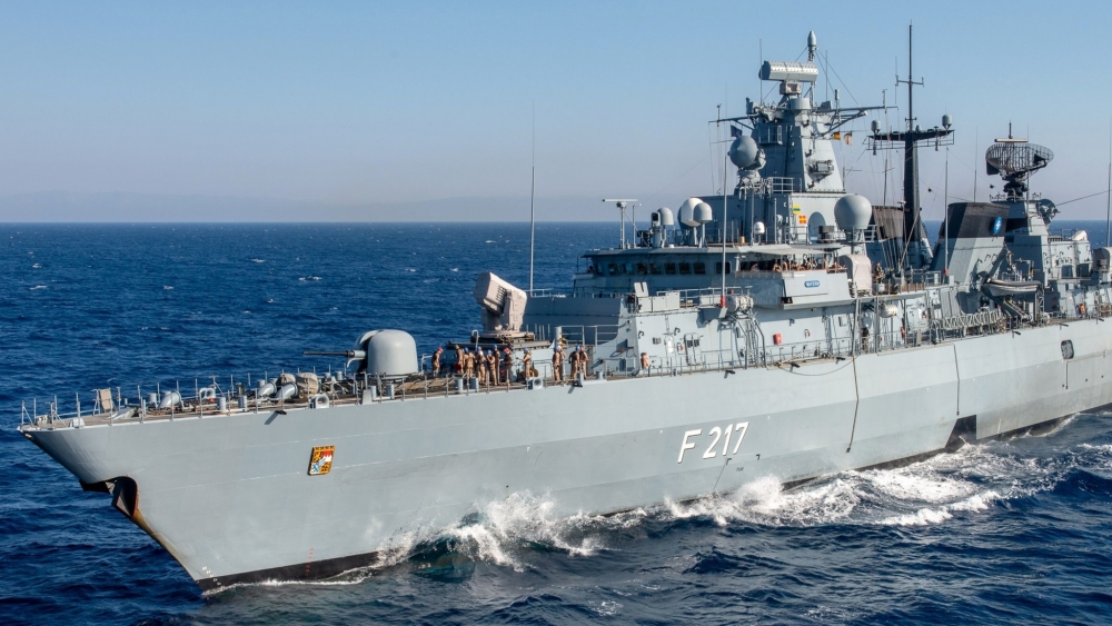 Tàu hộ tống Bayern NATO AFP đưa tin tàu hộ tống Bayern của Đức ngày 2.8 rời cảng Wilhelmshaven với hơn 200 thủy thủ để bắt đầu chuyến hoạt động kéo dài 6 tháng nhằm tăng cường hiện diện tại Indo-Pacific. Trong hải trình, tàu Bayern dự kiến sẽ ghé một số nước Singapore, Hàn Quốc, Úc và sẽ di chuyển qua Biển Đông. Phát biểu trước khi tàu khởi hành, Bộ trưởng Quốc phòng Đức Annegret Kramp-Karrenbauer nhấn mạnh thông điệp của hoạt động này là nhằm bảo vệ các giá trị và lợi ích cùng các đồng minh và đối tác. “Đối với các đối tác của chúng tôi tại Indo-Pacific, thực tế là những tuyến đường biển không còn rộng mở và an toàn, và những yêu sách chủ quyền đang được áp đặt bởi luật của kẻ mạnh là đúng”, bà Kramp-Karrenbauer nói. Nữ bộ trưởng nhấn mạnh sứ mệnh lần này không nhắm trực tiếp vào nước nào và cho biết Đức đã đề nghị ghé thăm một cảng tại Trung Quốc để duy trì đối thoại.  Tàu chiến Đức sẽ đi qua Biển Đông, thông điệp gì cho Trung Quốc?  Thông tin về việc Đức triển khai tàu chiến đến Biển Đông được loan tải hồi tháng 3. Truyền thông khi đó dẫn một số nguồn tin cho rằng tàu chiến Đức sẽ không đi vào vùng biển 12 hải lý xung quanh những thực thể Trung Quốc chiếm đóng phi pháp ở Biển Đông. Tàu Bayern dự kiến cũng sẽ không di chuyển qua eo biển Đài Loan. Nhà phân tích kỳ cựu Helena Legarda thuộc Viện nghiên cứu Mercator về Trung Quốc ở Berlin cho rằng việc Đức đưa tàu chiến đến Biển Đông gần như là “động thái mang tính biểu tượng”, nhưng gửi một thông điệp mạnh mẽ tới Bắc Kinh rằng Berlin sẵn sàng đối đầu với những yêu sách biển của Trung Quốc ở khu vực một cách chủ động hơn. Ngoại trưởng Đức Heiko Maas ngày 1.8 tuyên bố Indo-Pacific là nơi định hình trật tự quốc tế trong tương lai và Đức muốn giúp đỡ định hình trật tự đó. TIN LIÊN QUAN Đức - Nhật chia sẻ lo ngại chung về Trung Quốc, đồng ý tập trận Đối thoại ‘2+2’ Đức-Nhật về Ấn Độ Dương-Thái Bình Dương Mỹ hoan nghênh Đức đưa tàu chiến đến Biển Đông   #Đức#Tàu Chiến Đức#Biển Đông#Indo-Pacific  Pause Unmute Remaining Time -4:16     BÌNH LUẬN User Ý kiến của bạn? Đăng nhập bằng:     hoặc Đăng ký Bình luận Theo lượt thích Theo thời gian Hãy là người đầu tiên đưa ra ý kiến cho bài viết này!         TIÊU DÙNG - DỊCH VỤ     The Asian Banker vinh danh MB ba giải thưởng lớn     MobiFone giảm giá cước, hỗ trợ dịch vụ viễn thông trong thời gian giãn cách xã hội     Zalo ra mắt tính năng giúp cộng đồng tương trợ khẩn cấp trong dịch bệnh     Lợi nhuận 6 tháng đầu 2021 PJICO tăng cao nhất thị trường bảo hiểm phi nhân thọ     Doanh nghiệp tặng máy thở, bệnh viện thêm cơ hội cứu sống bệnh nhân     Flamingo Đại Lải Resort: Đẳng cấp từ bộ sưu tập giải thưởng danh giá     Người dân cầm ‘tấm vé nghĩa tình’ mua thực phẩm miễn phí: ‘Dịch này không lo đói’