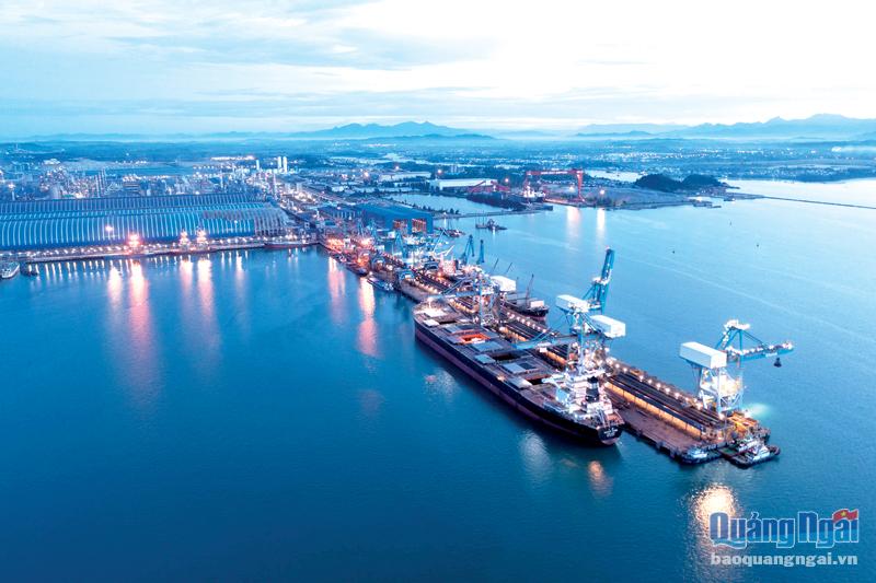 Nghị quyết 07 của Tỉnh ủy đề ra mục tiêu Khu Kinh tế Dung Quất và các khu công nghiệp, cụm công nghiệp ven biển phải phát triển bền vững.  Trong ảnh: Cảng Hòa Phát Dung Quất tại Khu Kinh tế Dung Quất.    Ảnh: HP