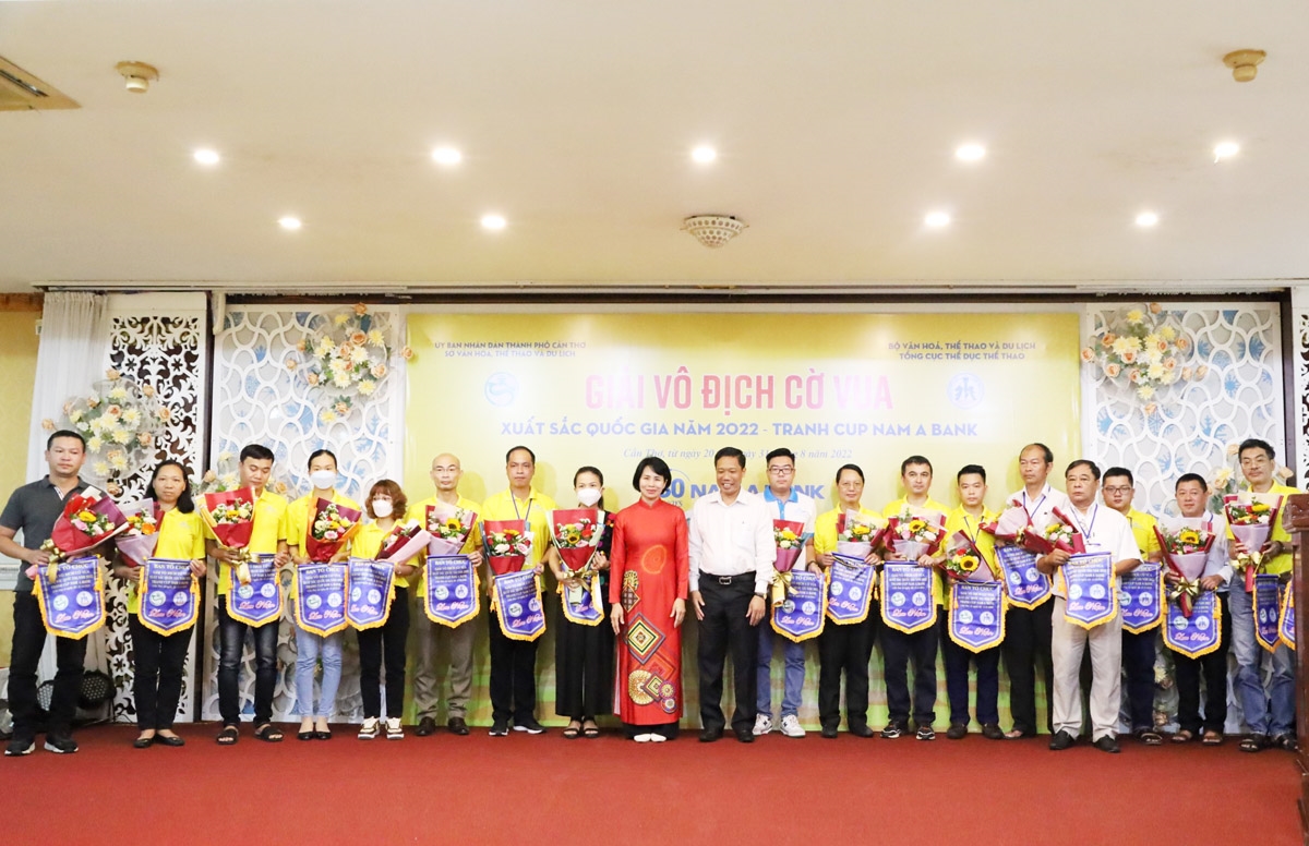 Ban Tổ chức trao Cờ lưu niệm cho các đơn vị tham gia