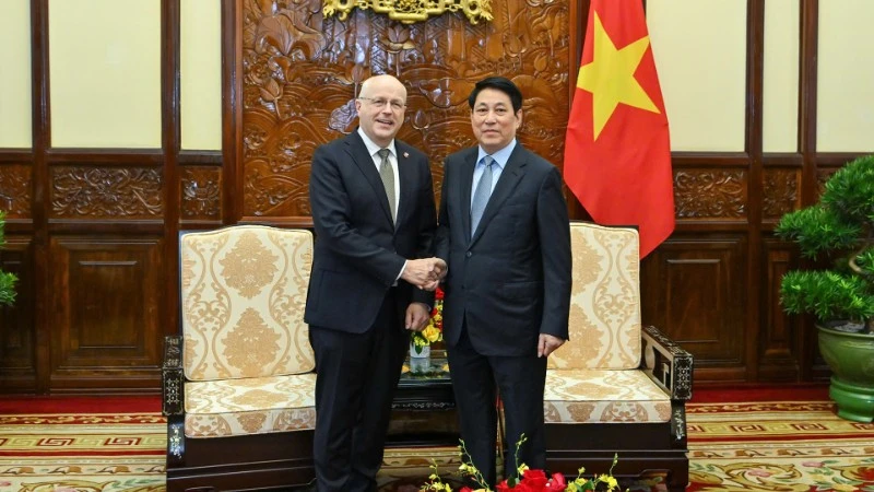 chu tich nuoc luong cuong tiep dai su phan lan den chao tu biet