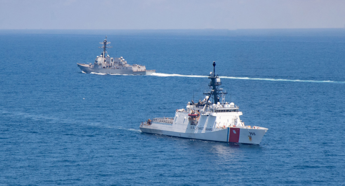Tàu tuần duyên Munro và tàu khu trục USS Kidd vượt eo biển Đài Loan ngày 27.8  ẢNH: HẠM ĐỘI 7