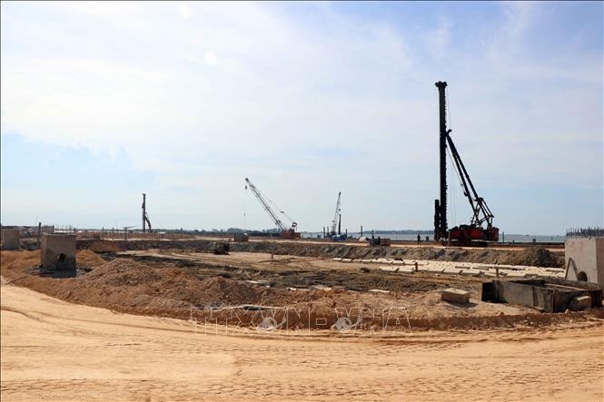 Công trường thi công Cảng cá Thuận An mới kết hợp khu neo đậu tránh trú bão đang được tăng tốc để sớm đi vào hoạt động. 