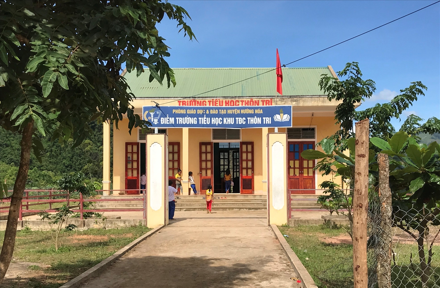 Điểm trường Tiểu học thôn Tri được đầu tư xây dựng tạo thuận lợi cho con em đi học