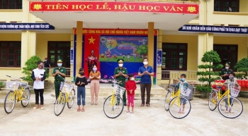 Mang Tết Trung thu đến với trẻ em nghèo khu vực biên giới, khu phong tỏa vì dịch Covid-19