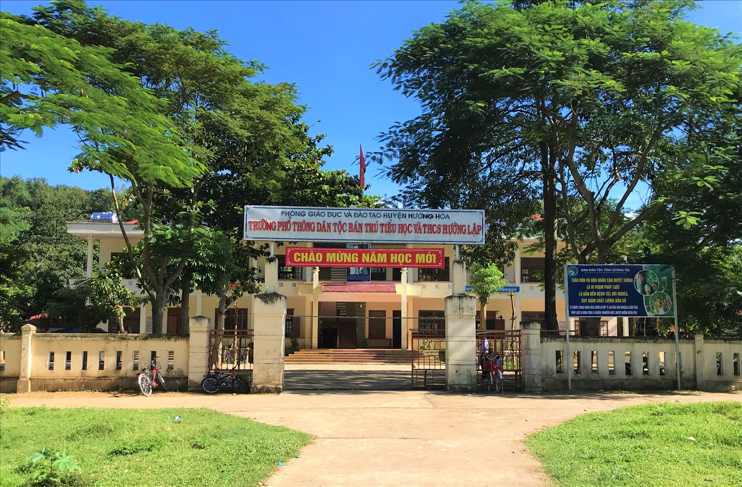 Trường PTDTBT Tiểu học và THCS xã Hướng Lập được xây dựng kiên cố khang trang