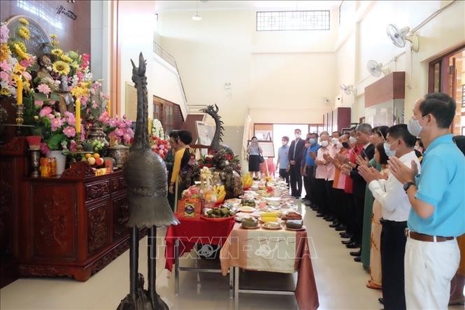 Kiều bào tại Đông Bắc Thái Lan dâng hương tưởng niệm Chủ tịch Hồ Chí Minh. Ảnh: TTXVN phát